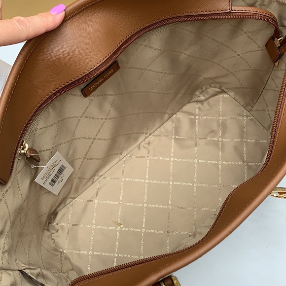 MICHAEL KORS VANILLA SIGNATURE COLOR 
Jet Set Travel Large Logo Tote Bag - Picture 8 of 16